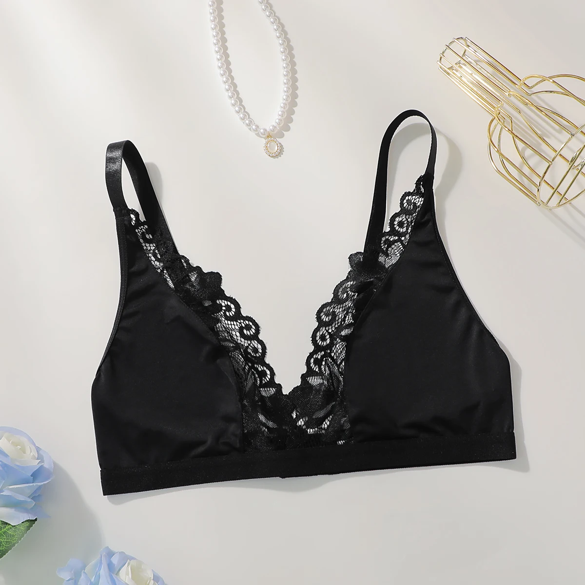 Elegant Black Lace-Trimmed Wireless Bralette — Seamless Comfort